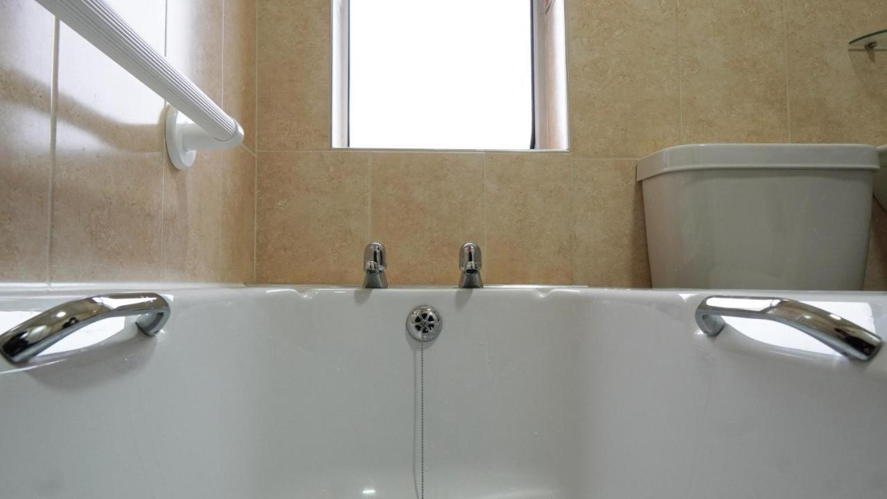 Portobello House - Four Bedroom House Perfect For Contractors - Sleeps 6 - Free Parking Wolverhampton Exterior photo